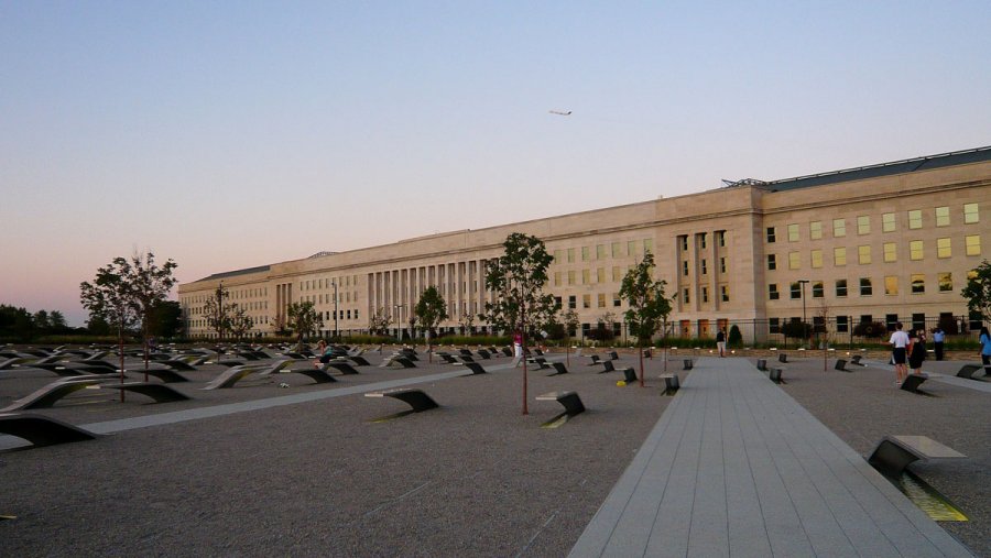Мемориал жертвам теракта в Пентагоне
